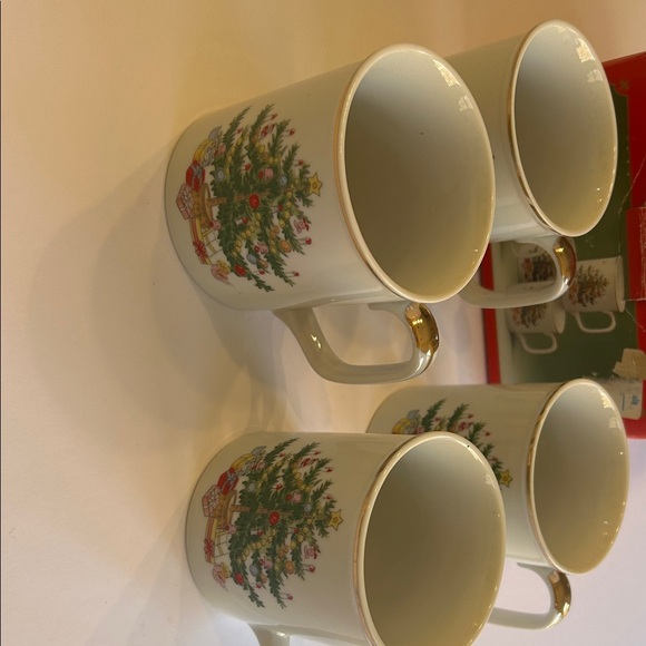 Vintage Christmas Mug Set with Christmas tree Design - Picture 4 of 9